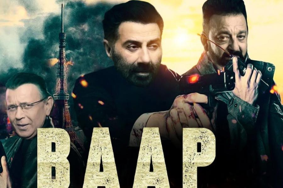 শুধু সানিই নন, ‘বাপ’ ছবিতে অভিনয় করবেন বলি অভিনেতা সঞ্জয় দত্ত, মিঠুন চক্রবর্তী এবং জ্যাকি শ্রফ। আশি থেকে নব্বইয়ের দশকে যে চার অভিনেতা জনপ্রিয়তার চূড়ায় ছিলেন, তাঁদের সকলের অভিনয় এক ছবিতে দেখতে এখন থেকেই উৎসাহী দর্শক।