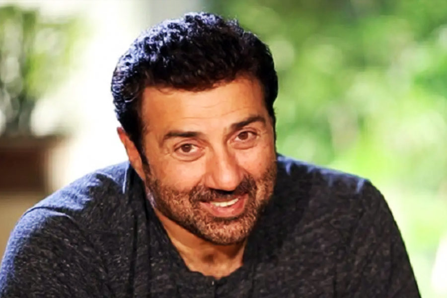 ‘জোসেফ’ ছবির হিন্দি অনুকরণে মুখ্যচরিত্রে অভিনয় করতে দেখা যাবে সানিকে। হিন্দি ভাষার এই রিমেক ছবিটির নাম রাখা হয়েছে ‘সূর্য’।