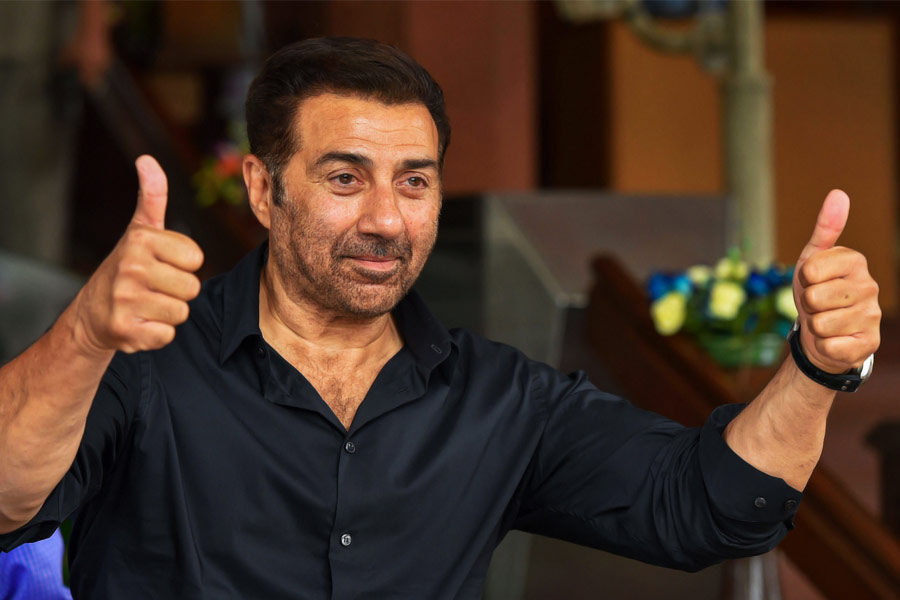 রামমন্দির নিয়ে আদালতে যে মামলাগুলি চলেছে সেগুলিই হবে ছবির মূল কাহিনি। ছবির নাম রাখা হতে পারে ‘জন্মভূমি’।