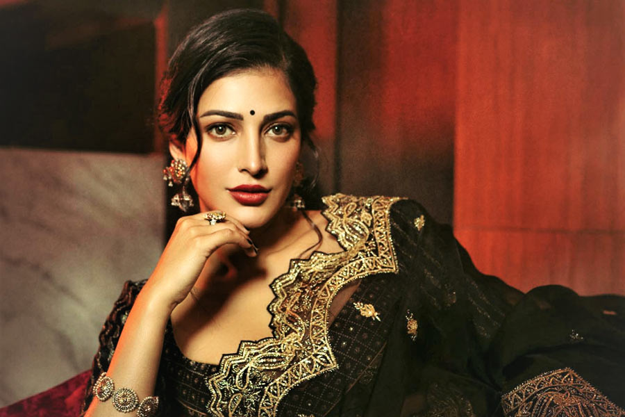 বলিপাড়ায় কানাঘুষো শোনা যাচ্ছে, আর বালকি পরিচালিত যে ছবিতে সানি অভিনয় করতে চলেছেন, সেই ছবিতে দক্ষিণী অভিনেত্রী শ্রুতি হাসন এবং রেবতীকেও দেখা যেতে পারে।