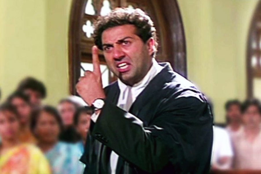 বলি পরিচালক রাজকুমার সন্তোষীর সঙ্গেও কাজ করার কথা রয়েছে সানির। ‘ঘায়েল’, ‘দামিনী’ এবং ‘ঘাতক’-এর মতো হিট ছবি দর্শককে উপহার দিয়েছে রাজকুমার-সানি জুটি।