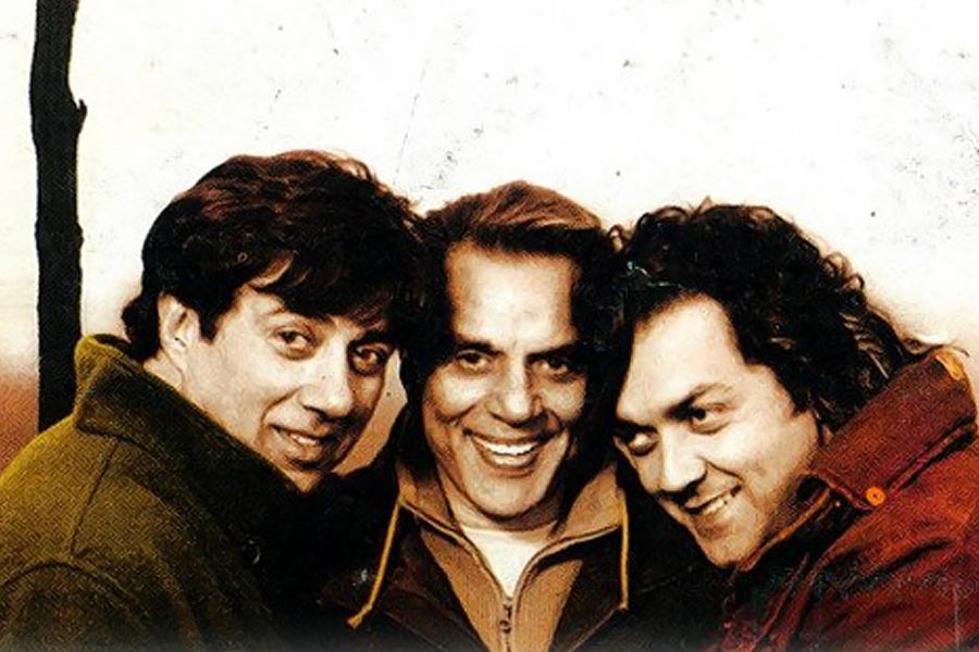 ২০০৭ সালে অনিল শর্মার পরিচালনায় প্রেক্ষাগৃহে মুক্তি পেয়েছিল ‘আপনে’ ছবিটি। এই ছবিতে সানির পাশাপাশি অভিনয় করেছিলেন তাঁর বাবা ধর্মেন্দ্র এবং সানির ভাই ববি দেওল। ক্যাটরিনা কইফ এবং শিল্পা শেট্টির মতো অভিনেত্রীরাও এই ছবিতে অভিনয় করেছিলেন।