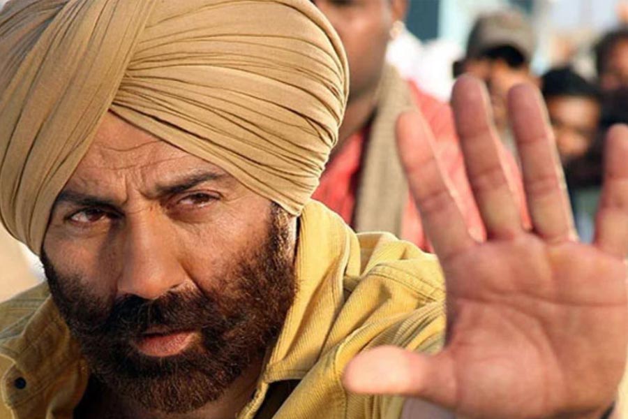 অনিল জানিয়েছেন, তাঁর কাছে ‘আপনে’ ছবির সিক্যুয়েল পর্বের চিত্রনাট্যের খস়ড়া তৈরি রয়েছে। কিন্তু ‘আপনে ২’ ছবিতে অভিনয়ের জন্য কোনও বলি নায়িকার সন্ধান পাওয়া যাচ্ছে না বলে দাবি করেছেন সানি। সানি বলেন, ‘‘কোনও অভিনেত্রীই আজকাল মায়ের চরিত্রে অভিনয় করতে চান না। ‘গদর ২’-এর সাফল্যের পর হয়তো অভিনেত্রীর খোঁজ মিলবে।’’