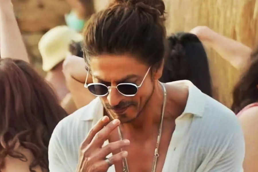 বলিউডজগতে তিন দশকের বেশি সময় কাটিয়ে ফেলেছেন শাহরুখ খান। শাহরুখের নামের পাশে জুড়ে গিয়েছে দর্শকের কাছ থেকে পাওয়া বলিউডের ‘কিং খান’ এবং ‘বাদশাহ’-এর মতো খেতাব। ৫৭ বছর বয়সি অভিনেতা তবুও নিজের তৈরি নজির নিজেই ভেঙে চলেছেন। অনবরত।