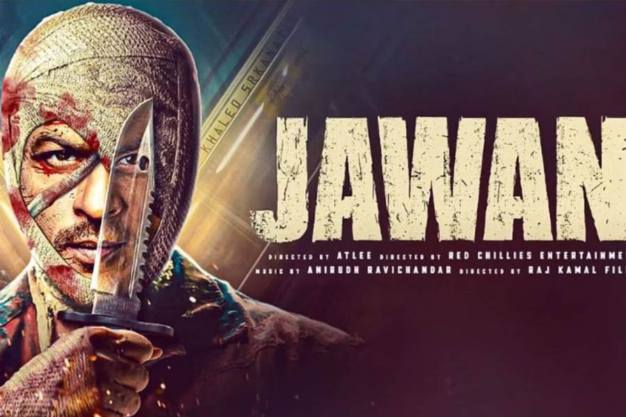 ৭ সেপ্টেম্বর প্রেক্ষাগৃহে মুক্তি পেতে চলেছে ‘জওয়ান’। শাহরুখের পাশাপাশি এই ছবিতে অভিনয় করেছেন দক্ষিণী তারকা নয়নতারা এবং বিজয় সেতুপতি। ক্যামিয়ো চরিত্রে অভিনয় করেছেন দীপিকা পাড়ুকোন। ইতিমধ্যেই নাকি শাহরুখ পুরনো নজির ভেঙে নয়া নজির গড়ে তুলেছেন বলিপাড়ায়।