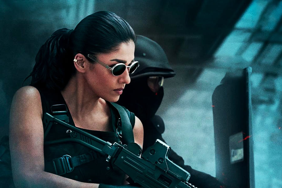 কানাঘুষো শোনা যায়, ‘জওয়ান’ ছবির নায়িকাকে নাকি এক দশক আগেই পছন্দ করে ফেলেছিলেন শাহরুখ। হিন্দি ছবিতে অভিনয়ের সুযোগ দেবেন সেই প্রতিশ্রুতিও দিয়েছিলেন শাহরুখ।