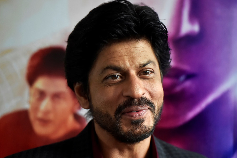 সম্প্রতি সমাজমাধ্যমে একটি পুরনো ভিডিয়ো ঘোরাফেরা করছে। তারকাখচিত একটি পুরস্কার বিতরণী অনুষ্ঠানের খানিকটা অংশ রয়েছে ওই ভিডিয়োয়। অনুষ্ঠান সঞ্চালনার দায়িত্ব ছিল দক্ষিণী অভিনেতা আর মাধবন এবং গোপীনাথের উপর। দক্ষিণী তারকাদের পাশাপাশি শাহরুখও উপস্থিত ছিলেন সেই অনুষ্ঠানে।