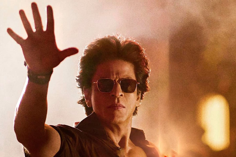 ধন্যবাদ জানানোর পর শাহরুখ হাতের ইশারা করে নয়নতারাকে জানান, তিনিই অভিনেত্রীকে বলিউডে অভিনয়ের সুযোগ করে দেবেন। 