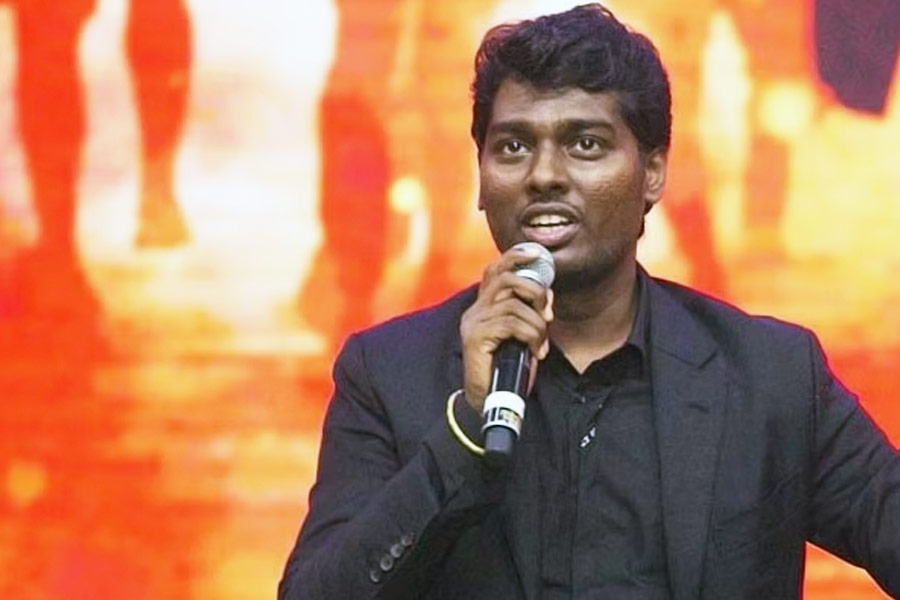 পুরস্কার বিতরণী অনুষ্ঠানে উপস্থিত ছিলেন দক্ষিণী পরিচালক অ্যাটলিও। নয়নতারার উদ্দেশে শাহরুখের এই ইশারা দেখে আনন্দে হাততালি দিয়ে ওঠেন অ্যাটলি।