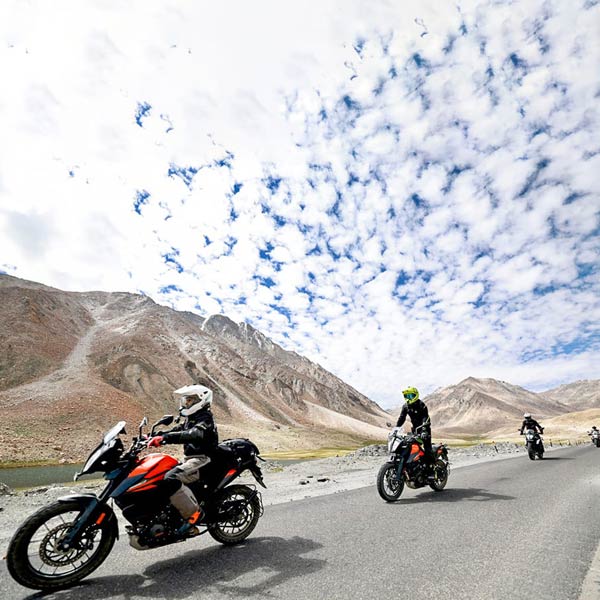 রাহুল তাঁর টুইটার হ্যান্ডলে এই সফর প্রসঙ্গে লেখেন, “প্যাংগং হ্রদের উদ্দেশে যাচ্ছি। আমার বাবা বলতেন জায়গাটি বিশ্বের সবচেয়ে সুন্দর জায়গাগুলির মধ্যে অন্যতম।”