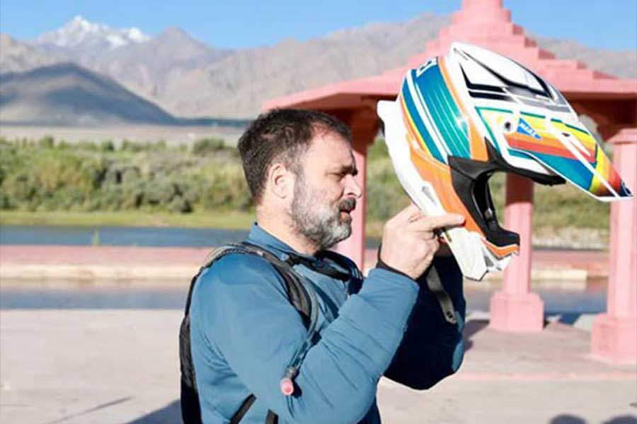 রাহুলের বাইক-সফরের আরও কিছু ছবি কংগ্রেসের টুইটার (অধুনা এক্স) হ্যান্ডলেও পোস্ট করা হয়। উপরে লেখা হয়, “উঁচু থেকে আরও উঁচুতে— না থেমে।”