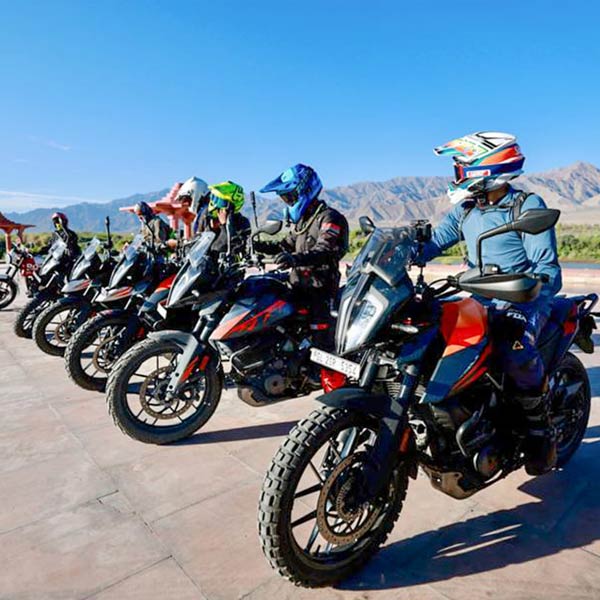 কিছু দিন আগে দিল্লির করোল বাগে মোটর মেকানিকদের সঙ্গে দেখা করেন রাহুল। সেখানে কংগ্রেস নেতা জানান যে, তিনি একটি কেটিএম বাইক কিনেছেন। কিন্তু নিরাপত্তার কারণে তাঁর নিরাপত্তারক্ষীরা সেটি ব্যবহার করতে দেন না।