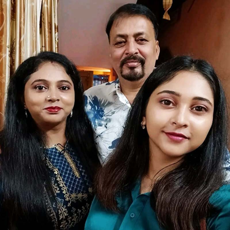 picture of Mahuli Ghosh with perents