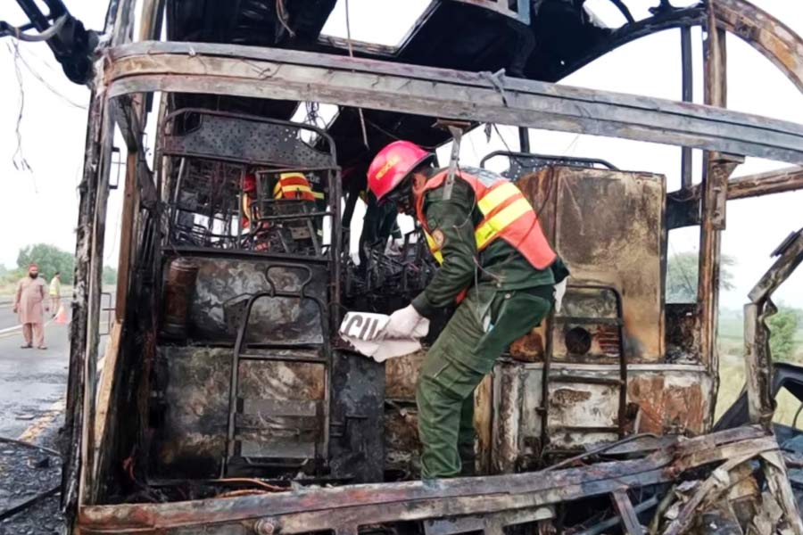 16 dead in Pakistan as bus driver into truck carrying Diesel, bursts in flames