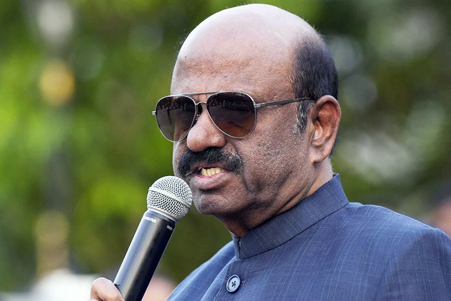 রাজ্যপাল তথা আচার্য সিভি আনন্দ বোস অবিলম্বে বুদ্ধদেবকে কার্যভার গ্রহণ করতে বলেছেন। রাজভবনের এই সিদ্ধান্ত নিয়ে প্রশ্ন উঠতে শুরু করেছে। 