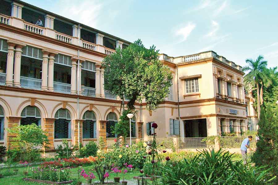 নতুন উপাচার্যের ‘শিক্ষাগত যোগ্যতা’ নিয়ে প্রশ্ন তুলেছেন বিশ্ববিদ্যালয়েরই অধ্যাপক এবং পড়ুয়াদের একাংশ। বুদ্ধদেবের রাজনৈতিক পরিচয় নিয়েও কাটাছেঁড়া শুরু হয়েছে বিভিন্ন মহলে। 