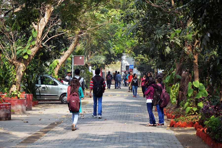 খোঁজ নিয়ে জানা গিয়েছে, বুদ্ধদেব জাতীয়তাবাদী শিক্ষক এবং অধ্যাপকদের সংগঠন ‘অখিল ভারতীয় রাষ্ট্রীয় শিক্ষক মহাসঙ্ঘ’-এর সভাপতি। সংগঠনটি ‘বিজেপিপন্থী’ অধ্যাপক সংগঠন বলেই পরিচিত। যদিও এই সংগঠনের কোনও অস্তিত্ব নেই যাদবপুর বিশ্ববিদ্যালয়ে। 