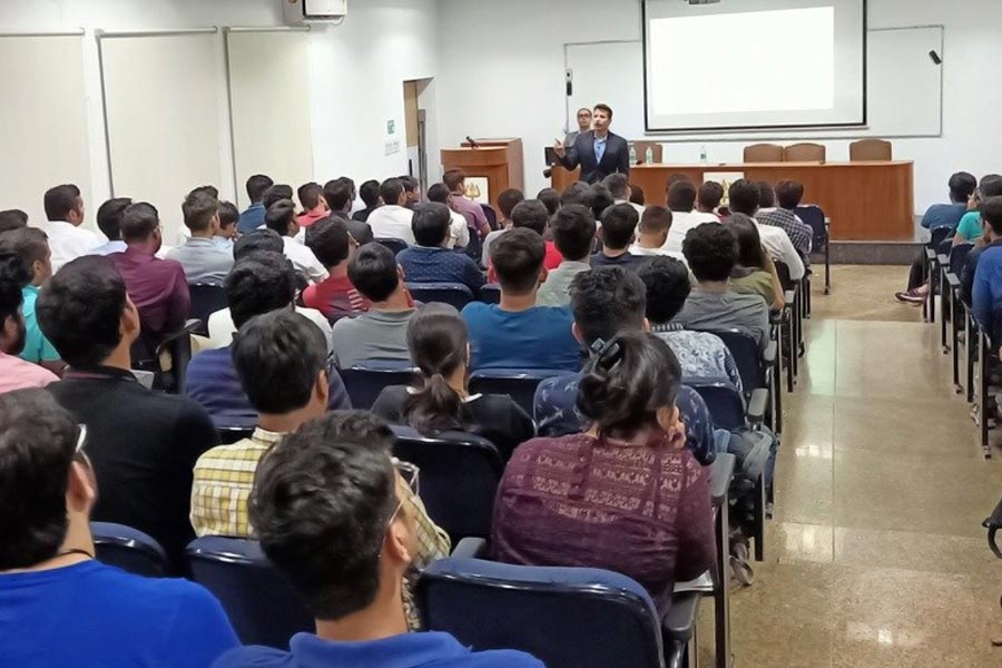 এর মধ্যেই ২০০২ থেকে ২০০৭ সাল পর্যন্ত যাদবপুর বিশ্ববিদ্যালয়ের ‘লেকচারার’ ছিলেন তিনি। ২০০৯ সাল পর্যন্ত তিনি সিনিয়র লেকচারার ছিলেন। পরের তিন বছর রিডার হিসাবে ছিলেন যাদবপুরে। এর পর ২০১২ সালে অ্যাসোসিয়েট প্রফেসর হন বুদ্ধদেব।