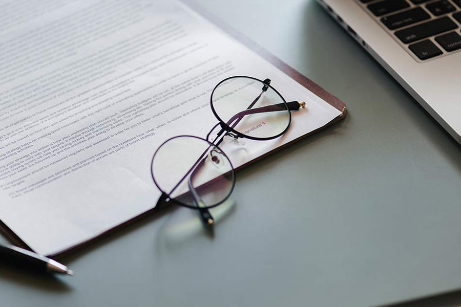 নাম প্রকাশে অনিচ্ছুক এক অধ্যাপকের কথায়, ‘‘বুদ্ধদেববাবুর এইচ ইনডেক্স পয়েন্ট নয়। আই-তেন ইনডেক্সও নয়। অ্যাকাডেমিক্সের দিক দিয়ে যা খুবই দুর্বল। বিশ্ববিদ্যালয় অনেক দিন ধরেই উপাচার্যহীন। আমাদের সত্যিই এক জন অভিভাবকের দরকার ছিল। কিন্তু এমন এক জনকে নিয়োগ না করা হলেই ভাল হত বলে মনে হয়। কারণ, এই বিশ্ববিদ্যালয়ে এর আগে যাঁরাই ওই পদে বসেছেন, সেই ভাবে দেখলে তাঁরা সকলেই অনেক এগিয়ে।’’