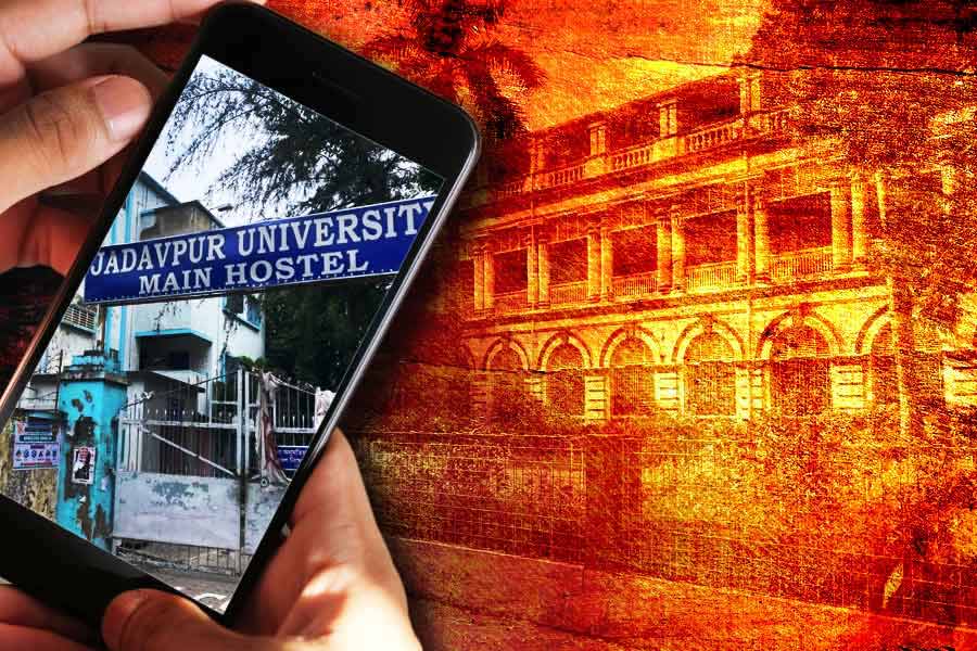 বুদ্ধদেবকে অন্তর্বর্তী উপাচার্য হিসাবে নিয়োগ করার পক্ষেও যুক্তি রয়েছে বলে মনে করছেন কেউ কেউ। তাঁদের মত, এই মুহূর্তে বিশ্ববিদ্যালয়ে পড়ুয়ামৃত্যুর ঘটনাকে কেন্দ্র করে টালমাটাল পরিস্থিতি তৈরি হয়েছে। প্রশ্নের মুখে পড়েছেন বিশ্ববিদ্যালয় কর্তৃপক্ষ। রেজিস্ট্রার স্নেহমঞ্জু বসু এবং ডিন অফ স্টুডেন্টস রজত রায়ের ভূমিকা নিয়েও প্রশ্ন উঠেছে। এই পরিস্থিতিতে এক জন কঠোর প্রশাসকের দরকার বিশ্ববিদ্যালয়। 