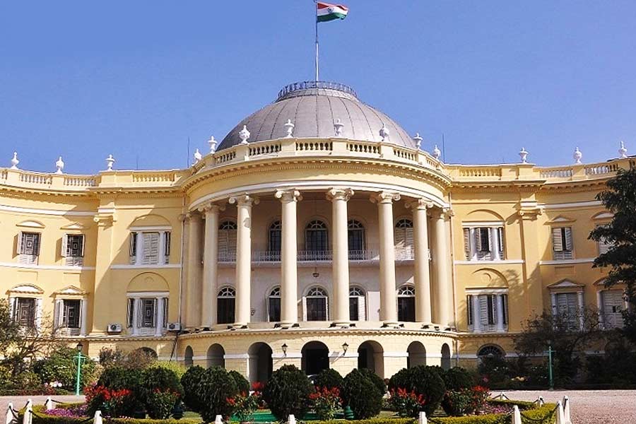 বুদ্ধদেব দক্ষ হাতে সেই কাজটি করতে পারবেন মনে করেই তাঁকে অন্তর্বর্তী উপাচার্য হিসাবে নিয়োগ করেছে রাজভবন। উপাচার্য হিসাবে দায়িত্ব পাওয়ার পরেই রবিবার যাদবপুর বিশ্ববিদ্যালয়ে গিয়ে নিজের কিছু পরিকল্পনার কথা জানিয়েছেন বুদ্ধদেব। 