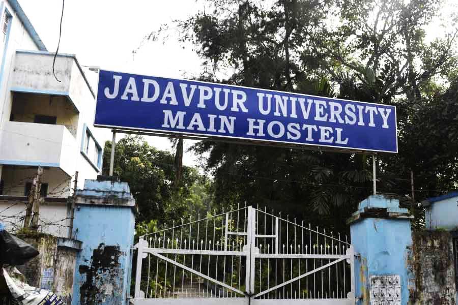 বুদ্ধদেব বলেন, ‘‘কোথায় কোথায় দুর্বলতা আছে দেখতে হবে। সব জায়গাতেই উন্নতির পরিসর থাকে।’’ তাঁর মত, প্রতিটি শিক্ষা প্রতিষ্ঠানের তিনটি স্তম্ভ রয়েছে— প্রশাসন, ফ্যাকাল্টি (বিভিন্ন বিভাগ) এবং পড়ুয়ারা। তাঁর কথায়, ‘‘শিক্ষা প্রতিষ্ঠানের উন্নতির জন্য প্রতিটি স্তম্ভেই সমান জোর দিতে হবে। এর মধ্যে একটি স্তম্ভ নড়ে গেলেই বিপদ। উন্নতির জন্য প্রতিটি স্তম্ভকে দায়িত্ব নিতে হবে। রিসোর্স ইউটিলাইজেশন অত্যন্ত জরুরি।’’