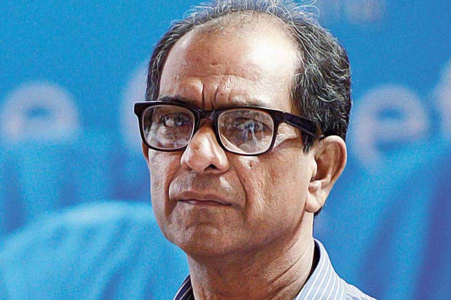 গত ৩১ মে যাদবপুর বিশ্ববিদ্যালয়ের উপাচার্যের পদ থেকে ইস্তফা দিয়েছিলেন সুরঞ্জন দাস। আচার্য বোসের কাছে পদত্যাগপত্র জমা দিয়েছিলেন তিনি। পরে ওই পদে অস্থায়ী উপাচার্য হিসাবে যাদবপুরেরই ইঞ্জিনিয়ারিং বিভাগের অধ্যাপক অমিতাভ দত্তকে নিয়োগ করেছিলেন রাজ্যপাল। 