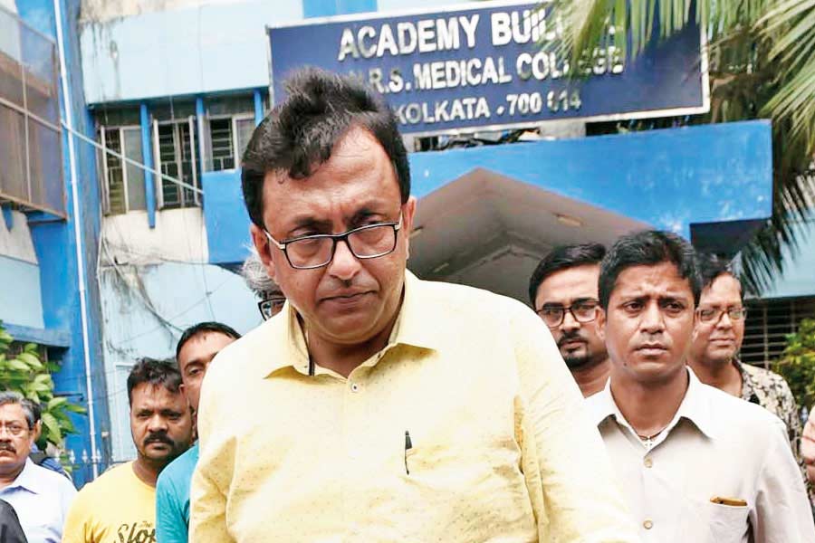 বুদ্ধদেবের নিয়োগকে ‘রাজনৈতিক নিয়োগ’ বলে কটাক্ষ করতে শুরু করেছে রাজ্যের শাসকদল তৃণমূল। দলের মুখপাত্র তথা রাজ্যসভার সাংসদ শান্তনু সেন বলেন, ‘‘প্রাক্তন রাজ্যপাল জগদীপ ধনখড়ের পথ অনুসরণ করে বিজেপিকে খুশি করার বর্তমান রাজ্যপাল সমান্তরাল প্রশাসন চালাচ্ছেন। যে ভাবে উনি স্বেচ্ছাচারিতা চালিয়ে বিভিন্ন বিশ্ববিদ্যালয়গুলিকে উপাচার্যহীন করে দিচ্ছেন, তারই খেসারত দিতে হল যাদবপুর বিশ্ববিদ্যালয়কে।’’