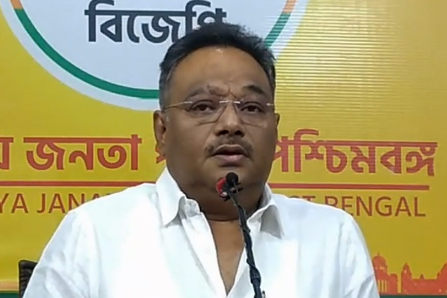 পাল্টা বিজেপির মুখপাত্র শমীক ভট্টাচার্য শমীক ভট্টাচার্য বলেন, ‘‘এই মুহূর্তে বিশ্ববিদ্যালয়ের যা অবস্থা, তাতে উপাচার্যের প্রয়োজন ছিল। পশ্চিমবঙ্গের মানুষের রাজ্যপালের উপর আস্থা আছে। তাঁর সিদ্ধান্ত নিয়ে কথা বলার কোনও নৈতিক কিংবা রাজনৈতিক অধিকার তৃণমূলের নেই। কারণ, তারা গোটা শিক্ষাব্যবস্থাটাকেই জেলে পাঠিয়ে দিয়েছে।’’