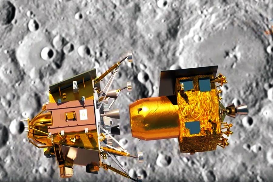 রবিবার রাশিয়ার মহাকাশ গবেষণা সংস্থা রসকসমসের তরফে জানানো হয়েছে, লুনা-২৫ চাঁদের মাটিতে ধাক্কা খেয়ে ভেঙে পড়েছে। কী কারণে অভিযান ব্যর্থ হল, তা-ও প্রাথমিক ভাবে জানিয়েছে তারা।