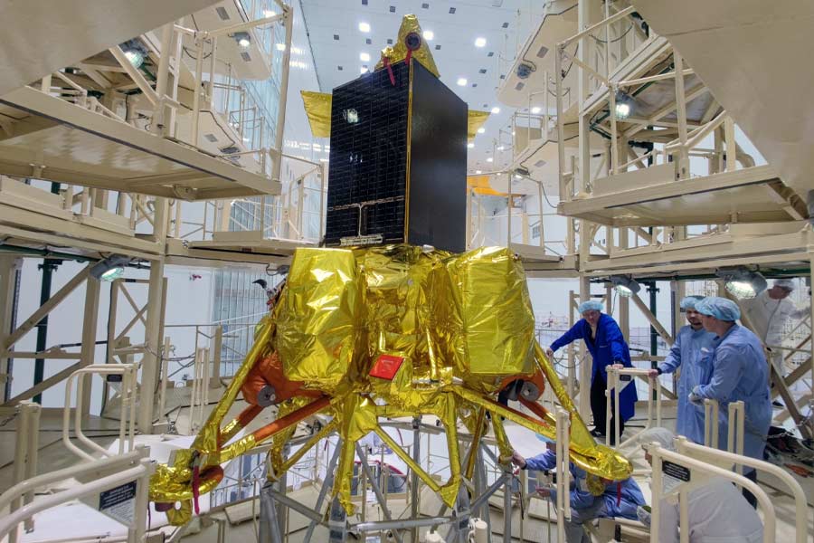 গত ১১ অগস্ট রাশিয়ার লুনা-২৫ উৎক্ষেপণ করা হয়। বলা হয়েছিল, চাঁদে পৌঁছতে তার সময় লাগবে ১০ দিন। খুব বেশি হলে ১২ দিনের মাথায় চাঁদে নামতে পারে রাশিয়ার লুনা, তেমন দাবিও করা হয়েছিল। হিসাব মতো সোমবার, ২১ অগস্ট চাঁদে অবতরণের কথা ছিল লুনার।