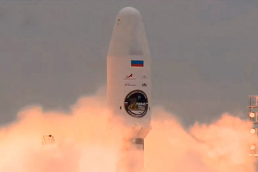 চাঁদের একেবারে দোরগোড়ায় পৌঁছে গিয়েছিল লুনা-২৫। প্রথম থেকেই ঝড়ের গতিতে এগোচ্ছিল রাশিয়ার মহাকাশযানটি। একটি ধাপ পেরোলেই চাঁদে নামার অভিযান সফল হত। কিন্তু সেখানেই বিপত্তি ঘনিয়ে এল।