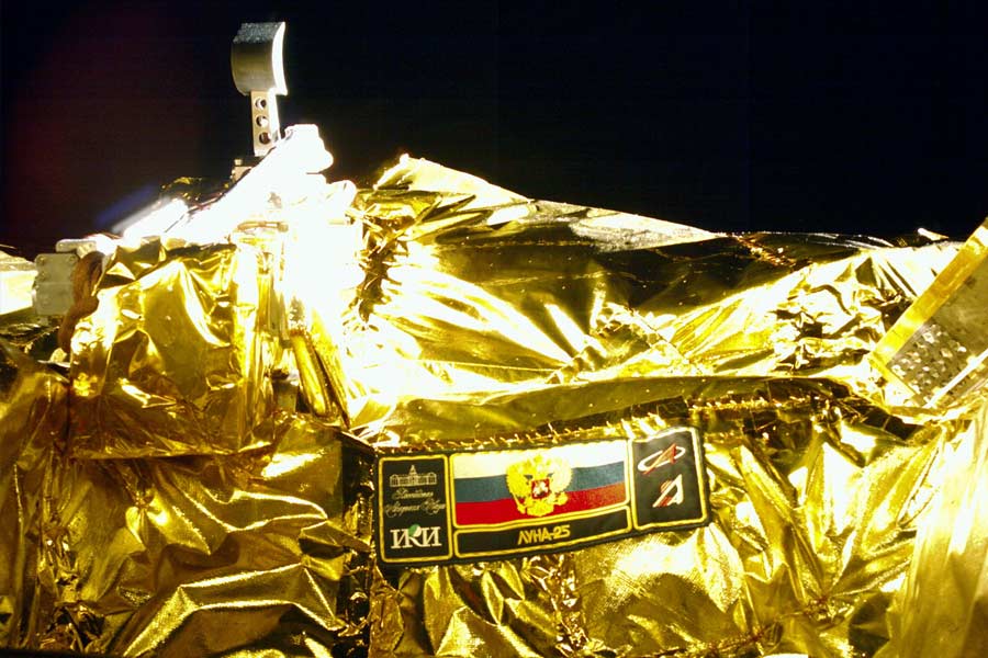 নানা জল্পনার পর রবিবার রুশ সংস্থা স্পষ্টই জানিয়ে দিয়েছে, তাদের লুনা-২৫ চাঁদের মাটিতে ভেঙে পড়েছে। চাঁদের বুকে ধাক্কা খেয়ে ধ্বংস হয়ে গিয়েছে ল্যান্ডারটি।