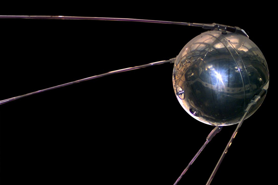 কেন যোগাযোগ বিচ্ছিন্ন হল? প্রাথমিক ভাবে তা তদন্ত করে দেখেছে রসকসমস। সেখানেই দেখা গিয়েছে, নির্ধারিত কক্ষপথের চেয়ে বেশি এগিয়ে গিয়েছিল ল্যান্ডারটি। এর পর তা চাঁদের মাটিতে আছড়ে পড়েছে।