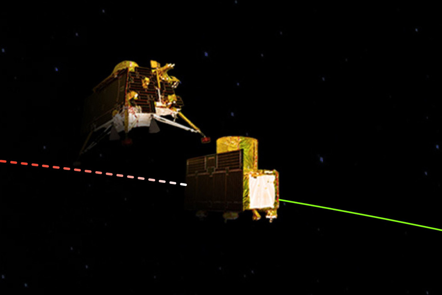 অন্য দিকে, চাঁদের দিকে ধীরে ধীরে এগিয়ে যাচ্ছে ভারতের মহাকাশ গবেষণা সংস্থা ইসরোর তৈরি চন্দ্রযান-৩-এর ল্যান্ডার বিক্রম। রাশিয়ার মতোই তারও গন্তব্য চাঁদের দক্ষিণ মেরু।