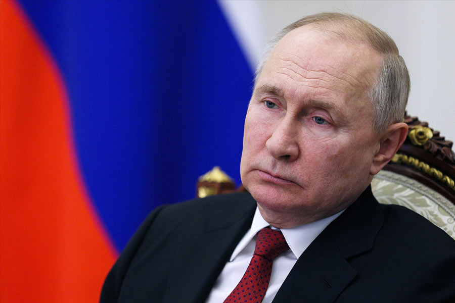 চাঁদের দক্ষিণ মেরু এখনও অনাবিষ্কৃত। সেখানে রাশিয়াই প্রথম পা রাখবে বলে মনে করা হচ্ছিল। কারণ, ভারতের চেয়ে আগে তাদের চাঁদে নামার কথা ছিল। রুশ অভিযান ব্যর্থ হওয়ায় এখন ভারতের সামনে সম্ভাবনার দীগন্ত খুলে গিয়েছে। 