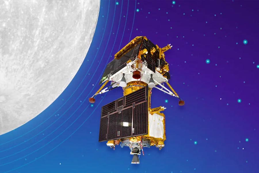 দুই, চাঁদের দক্ষিণ মেরুতে প্রথম পা রাখবে ভারত। অর্থাৎ, পৃথিবীর প্রাকৃতিক উপগ্রহের এই অংশটি আবিষ্কারের কৃতিত্ব পাবে ইসরো। এর আগে অন্য কোনও দেশ চাঁদের দক্ষিণ মেরুতে মহাকাশযান অবতরণ করাতে পারেনি। 