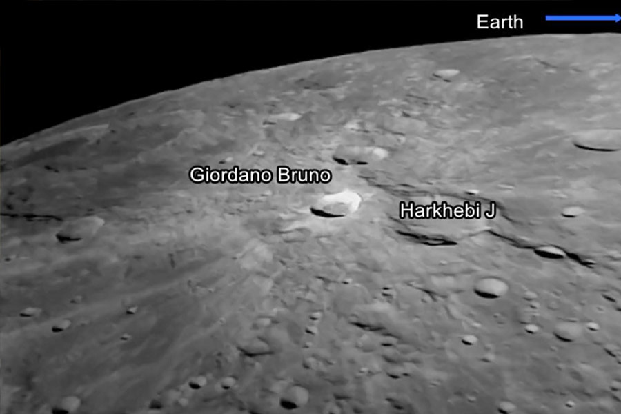 এ বার তেমন পরিস্থিতি তৈরি হবে না, আশাবাদী ইসরো। চন্দ্রযান-২ থেকে শিক্ষা নিয়ে আগেভাগেই প্রস্তুত করা হয়েছে বিক্রমকে। ইসরোর এক বিজ্ঞানী জানিয়েছেন, সমস্ত সেন্সর-সহ তার দু’টি ইঞ্জিন বন্ধ হয়ে গেলেও ২৩ অগস্ট বিক্রম চাঁদের মাটিতে নামতে পারবে। তবে শর্ত একটাই, এর প্রোপালশন সিস্টেম ঠিকমতো কাজ করা চাই।