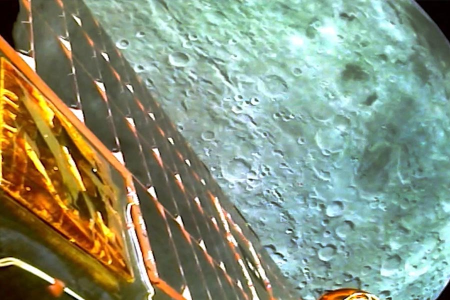 অন্ধ্রপ্রদেশের শ্রীহরিকোটার সতীশ ধওয়ান স্পেস সেন্টারের ‘লঞ্চিং প্যাড’ থেকে ১৪ জুলাই দুপুর ২টো ৩৫ মিনিটে চন্দ্রযান-৩-এর সফল উৎক্ষেপণ করা হয়েছিল। ইসরো জানিয়েছে, বুধবার সন্ধ্যা ৬টা ৪ মিনিটে বিক্রমের চাঁদে নামার কথা। অভিযানের সাফল্যের আশায় বুক বেঁধেছে গোটা দেশ।