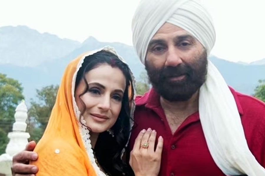 বলিপাড়ার একাংশের দাবি, ‘গদর’ ছবির প্রথম পর্ব মুক্তির পর দু’দশক পেরিয়ে গেলেও ‘গদর ২’ দেখার জন্য প্রেক্ষাগৃহে দর্শকের ভিড়ের নেপথ্যে অন্যতম কারণ তারা এবং সাকিনার জুটি।