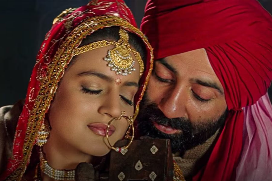 ২২ বছর আগে ‘গদর: এক প্রেম কথা’ ছবিতে সানি এবং অমিশা দু’জনেই তাঁদের সম্পর্কের রসায়ন বড় পর্দায় এত নিপুণ ভাবে তুলে ধরেছিলেন যে সে টানেই ‘গদর ২’ দেখার জন্য প্রেক্ষাগৃহে দর্শকের ভিড় উপচে পড়েছে।