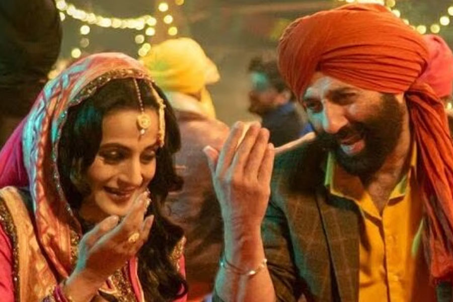 শুধুমাত্র সানি এবং অমিশার জু়টিই কি একমাত্র? বলি তারকারা অভিনয়সূত্রে বড় পর্দায় জু়টি হিসাবে তাঁদের সম্পর্কের রসায়ন এমন ভাবে তুলে ধরেছেন যে তাঁদের কারণেই ছবি হিট হয়েছে বলে বলিপাড়ার একাংশের দাবি।