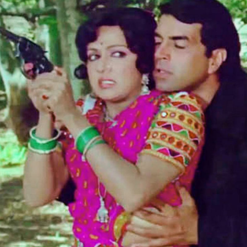 সত্তরের দশকে ‘শোলে’ ছবিতে বীরু-বসন্তির জুটিও দর্শকের পছন্দ হয়েছিল। ১৯৭৫ সালে মুক্তিপ্রাপ্ত এই ছবিটি হিট হওয়ার নেপথ্যে অন্যতম কারণ ছিল বড় পর্দায় ধর্মেন্দ্রের সঙ্গে হেমা মালিনীর জুটি। অবশ্য বড় পর্দার পাশাপাশি বাস্তবেও দুই তারকা গাঁটছড়া বেঁধেছেন।