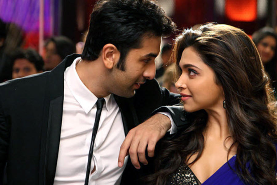 পেশাগত সূত্রে পরিচয় হলেও বাস্তবে সম্পর্কে জড়িয়ে পড়েছিলেন রণবীর কপূর এবং দীপিকা পাড়ুকোন। দুই তারকার সম্পর্ক না টিকলেও বড় পর্দায় তাঁদের সম্পর্কের রসায়ন দর্শকের মনে জায়গা করে রেখেছে।