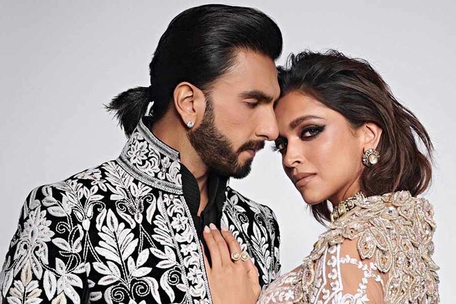 বলিপাড়া সূত্রে খবর, ‘ব্রহ্মাস্ত্র’ ফিল্ম সিরিজ়ে রণবীরের মায়ের চরিত্রে অভিনয় করতে দেখা যাবে দীপিকাকে। দীপিকার বিপরীতে অভিনয় করবেন অভিনেত্রীর বাস্তবের জীবনসঙ্গী রণবীর সিংহ।