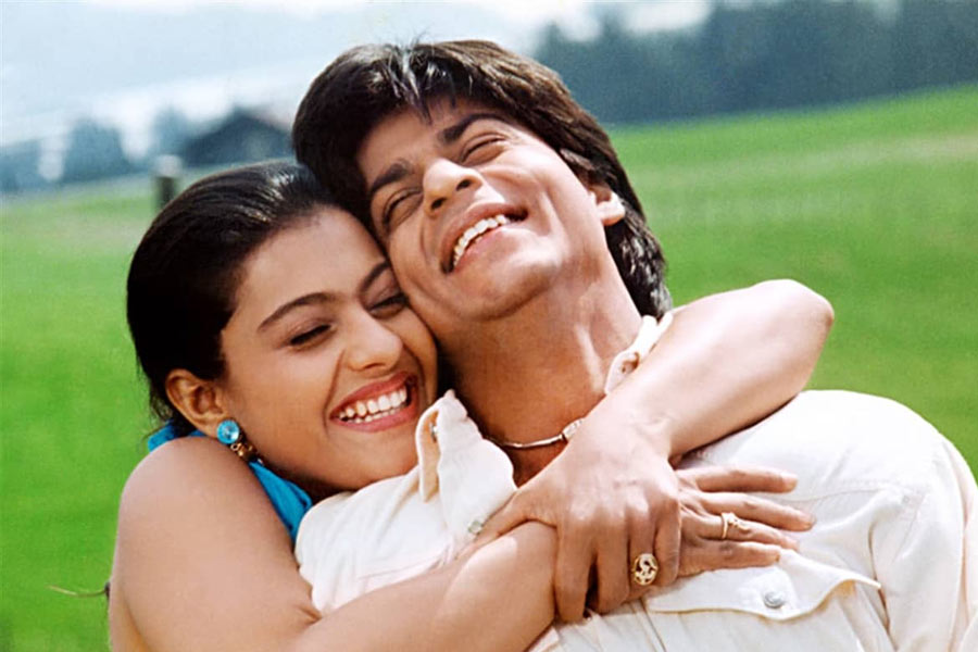 বলিপাড়ায় বহু তারকা বড় পর্দায় জুটি বাঁধলেও শাহরুখ খানের সঙ্গে কাজলের জুটি যেন হিন্দি ফিল্মজগতে ‘এভারগ্রিন’ হয়ে রয়ে যাবে। ১৯৯৫ সালে মুক্তিপ্রাপ্ত ‘দিলওয়ালে দুলহনিয়া লে জায়েঙ্গে’ ছবিতে রাজ-সিমরনের জুটিতে অভিনয় করে শাহরুখ এবং কাজল দু’জনেই নজর কেড়েছিলেন।