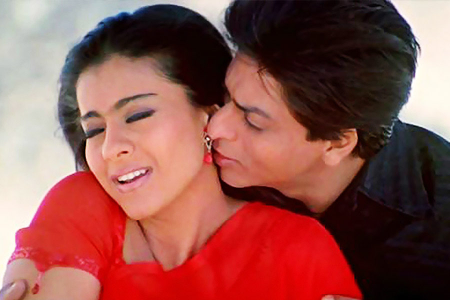 ‘বাজিগর’, ‘কুছ কুছ হোতা হ্যায়’, ‘কভি খুশি কভি গম’, ‘মাই নেম ইজ় খান’ এবং ‘দিলওয়ালে’র মতো একাধিক হিন্দি ছবিতে জুটি বেঁধে অভিনয় করতে দেখা গিয়েছে শাহরুখ এবং কাজলকে। বড় পর্দায় দুই তারকার সম্পর্কের রসায়নই যেন সেই ছবির অন্যতম মূল রসদ হয়ে দাঁড়ায়। এখনও শাহরুখ এবং কাজলের জুটি বেঁধে অভিনয় দেখার জন্য কৌতূহলী দর্শক।