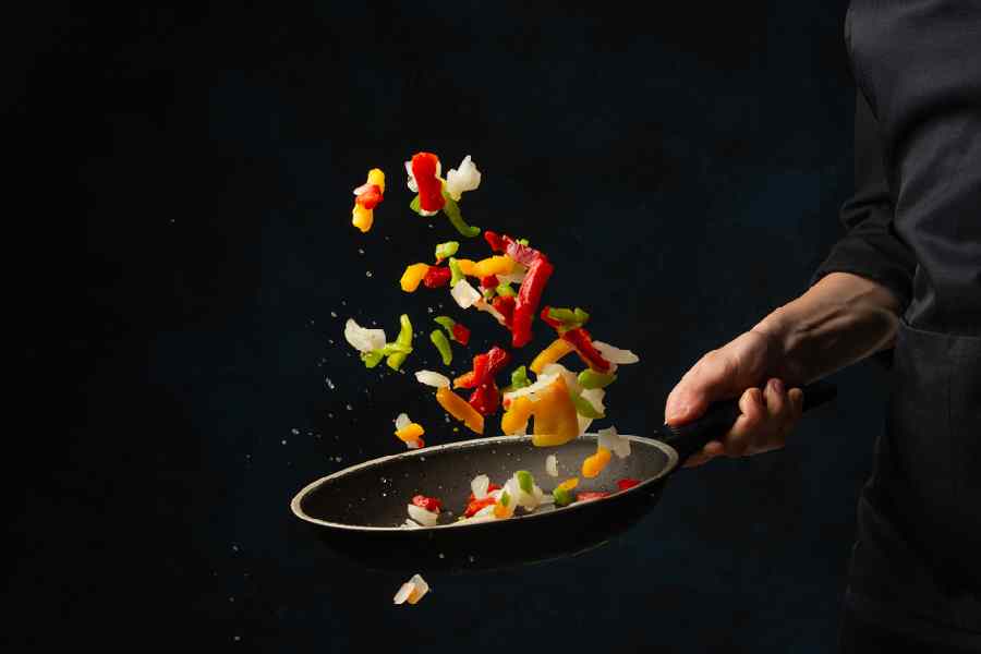 চিনা পদ রান্নার সময় সব্জিগুলি খুব বেশি ভেজে নিলে খেতে মোটেও ভাল লাগে না।