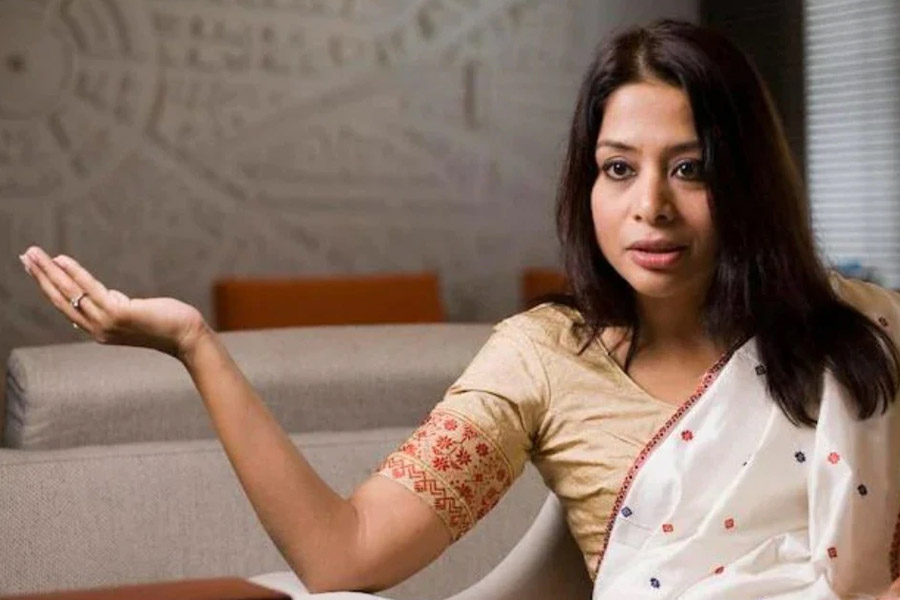 জেল থেকে বেরিয়ে নতুন করে জীবন শুরু করছেন মিডিয়া জগতের প্রাক্তন কর্তা পিটার মুখোপাধ্যায়ের প্রাক্তন স্ত্রী ইন্দ্রাণী মুখোপাধ্যায়।