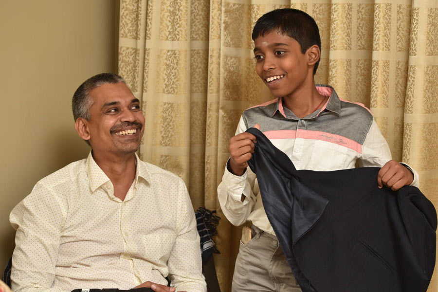 বাবা কে রমেশবাবুর সঙ্গে প্রজ্ঞানন্দ।